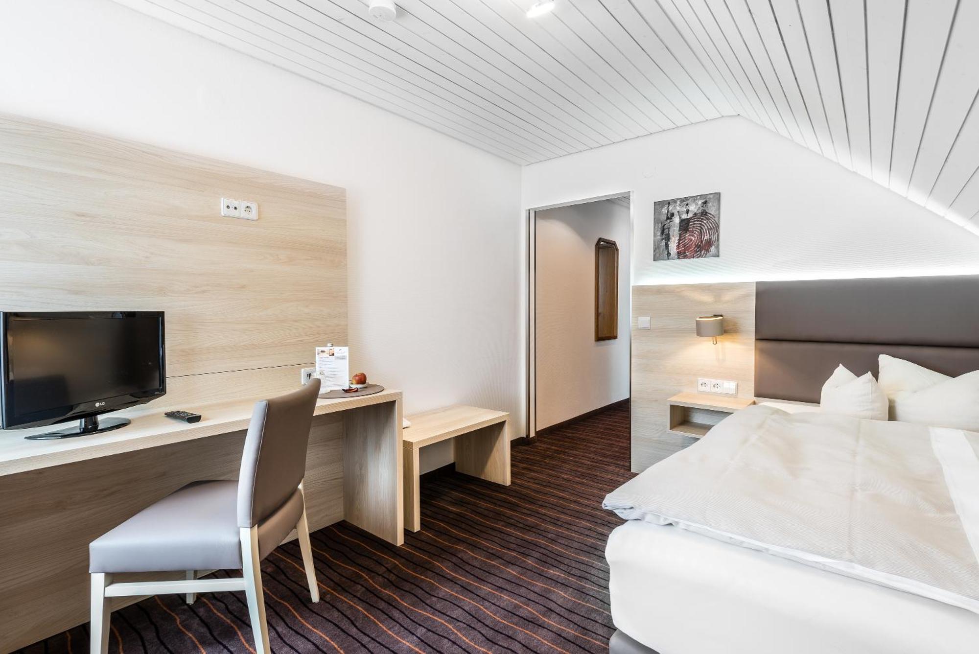 Business Class Hotel Haeckermuehle Tiefenbronn Room photo