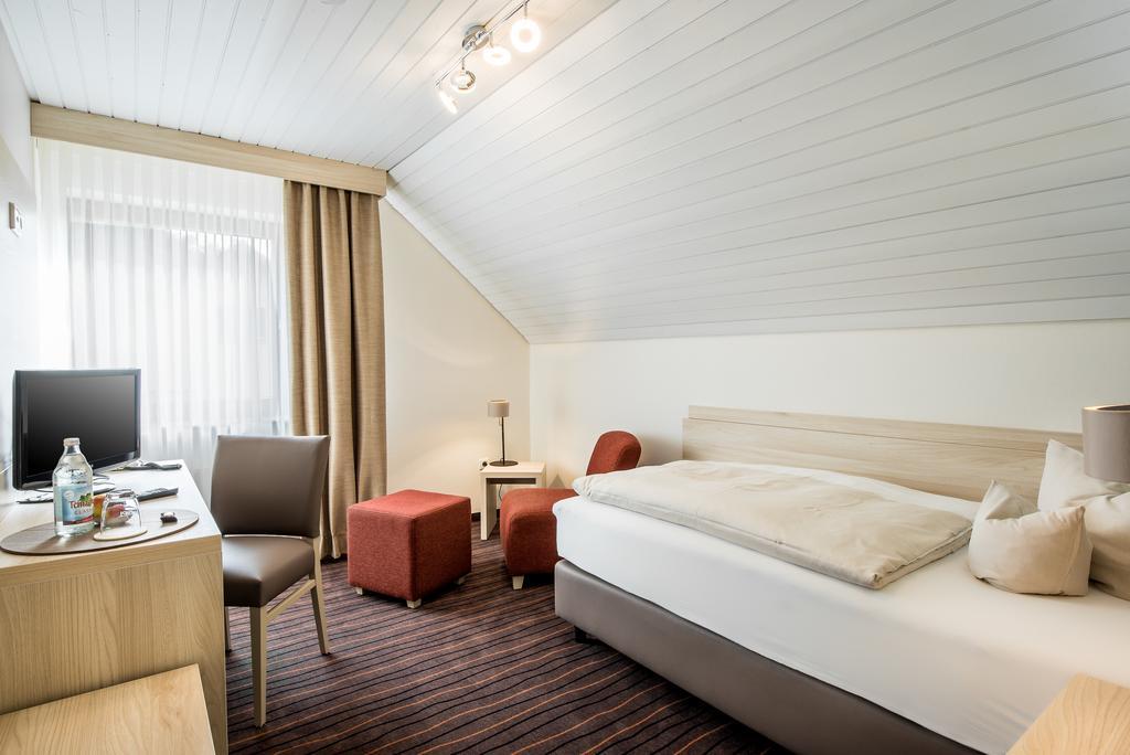 Business Class Hotel Haeckermuehle Tiefenbronn Exterior photo