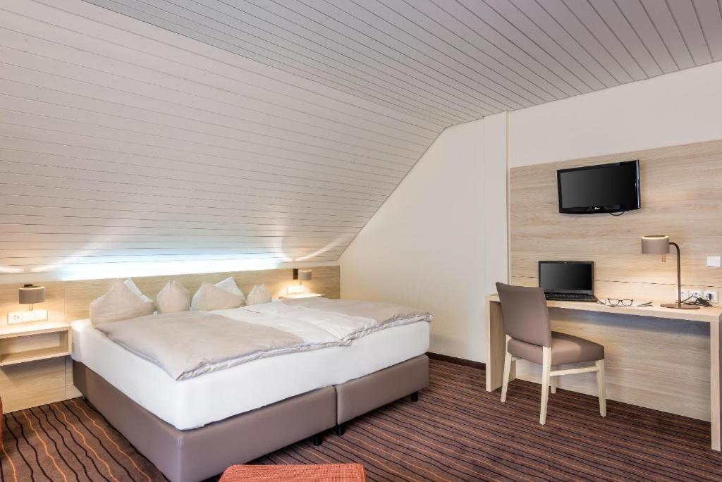Business Class Hotel Haeckermuehle Tiefenbronn Exterior photo